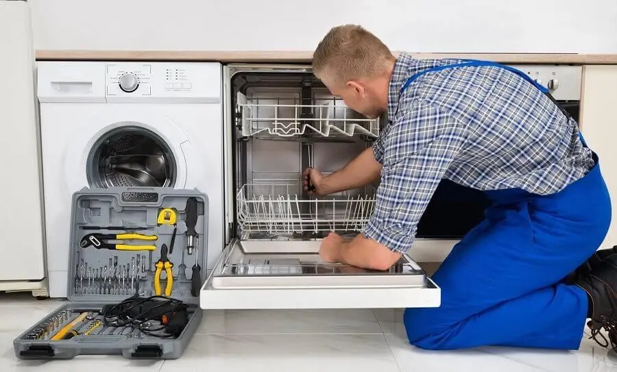 Çeşme Gorenje servisi teknisyen ekibi beyaz eşya tamiri yaparken